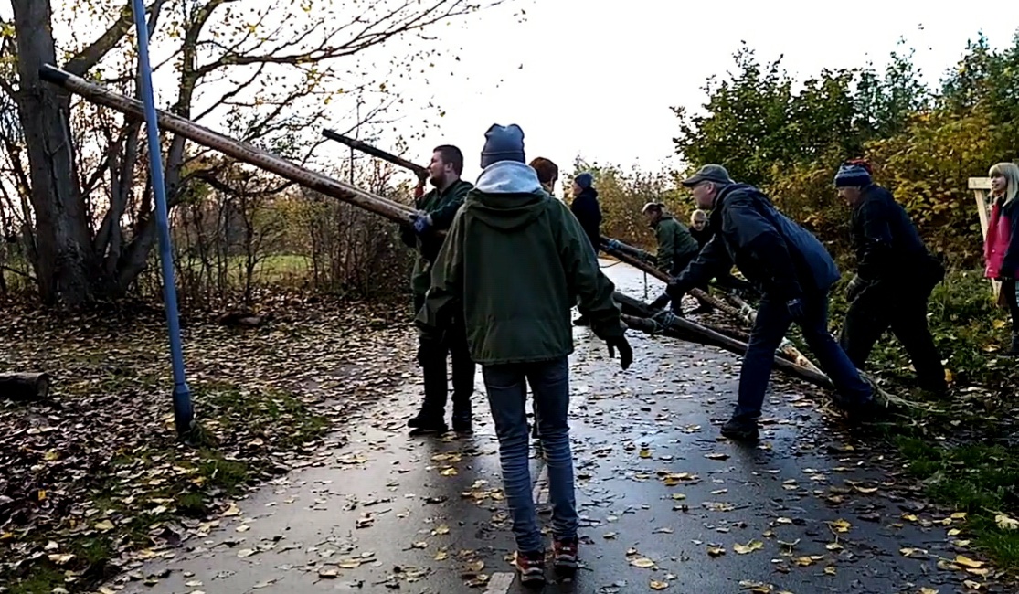 Alle kræfter lægges i ved rejsningen af gruppens indgangsportal.
